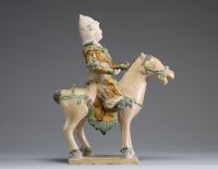Chine - Statue en terre cuite polychrome vernissée figurant un guerrier à cheval, époque Ming (?)