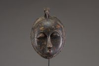 Afrique - Rare masque lune « Anglo Ba » Baoulé surmonté d’un animal, en bois dur sculpté, belle patine, Côte d’Ivoire, début XXème.