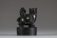 Chine - Cachet en jade noire, sculpture animalière représentant deux tortues.