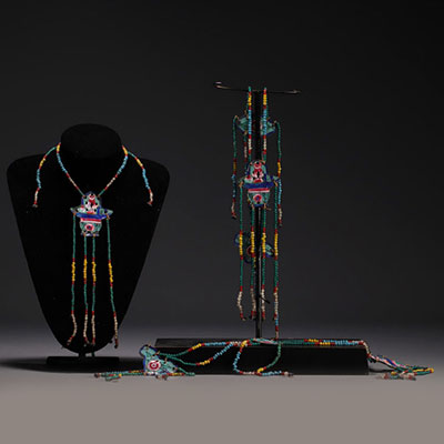 Chine - Ensemble de colliers en émaux cloisonnés et perles.
