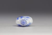 Chine - tabatière en porcelaine émaillée blanche et bleue d'époque Qing.