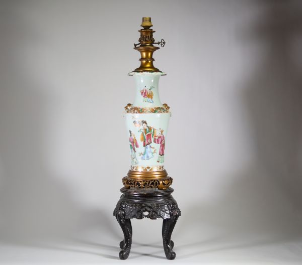Asie, fin XIXᵉ siècle – Lampe en porcelaine famille rose à décor de personnages, monture en bronze doré et socle en bois sculpté