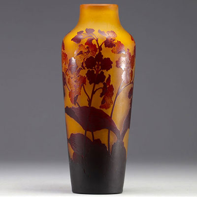 Émile GALLÉ - Vase en verre multicouches à décor d'iris, signé.