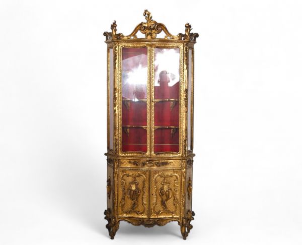 Élégante vitrine italienne en bois sculpté et doré, d'époque Napoléon III.
