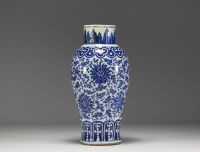 China - A transitional-period blue-white porcelain vase decorated with flowers.