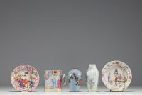 Chine - Ensemble de différentes pièces en porcelaine polychrome et un vase en émail cloisonné.