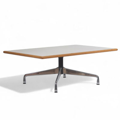 Charles et Ray EAMES (1907-1978) - Table basse, plateau en bois mélaminé gris, piètement à quatre branches en métal chromé, Édition Herman Miller.