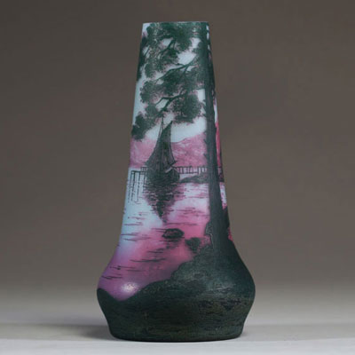 DE VEZ - Camille TRUTIE DE VARREUX (1872-1942) Vase en verre multicouche dégagé à l'acide à décor d'un bateau à l'embarcadère, signé.