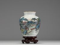 Chine - Vase en porcelaine polychrome à décor de paysage, socle en bois, marque au bleu sous la pièce.