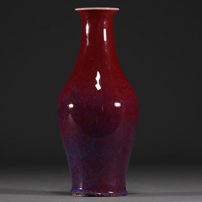 Chine - Vase en porcelaine à glaçure sang de boeuf flamé.