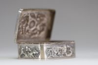 Chine - Boite argent massif repoussé et ciselé à décore de Phénix et de Dragon.