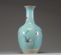 Vase balustre en porcelaine émaillée turquoise à décor de pêches et papillons, Chine, marque apocryphe de Qianlong