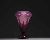 Le Verre Français - Vase en verre multicouche dégagé à l'acide à décor de dahlias, signé sur la base.