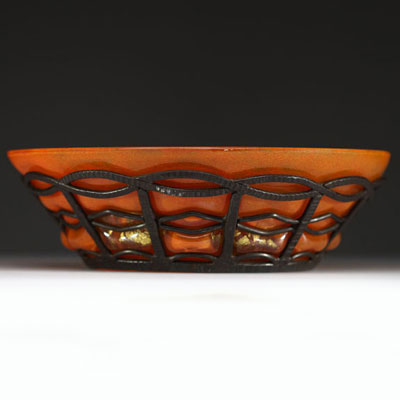 DAUM Nancy et Louis MAJORELLE (1859-1926) Orange blown and moulded glass bowl with gold leaf inclusions, hammered wrought iron mount, signed.