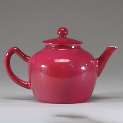 Théière en porcelaine de Chine à couverte framboise (“méiguī hóng”), marque au revers