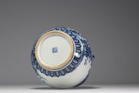 China - White-blue porcelain vase with floral decoration, blue mark under the piece, République period.