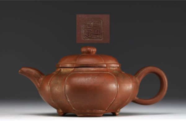 Chine - Théière en grès de Yixing, marque sous la pièce et dans le couvercle.