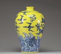Chine – Vase de forme Meiping à décor de dragon impérial bleu sur fond jaune