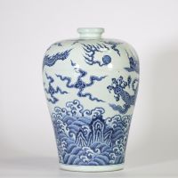 Chine, époque Ming, vase de forme meiping en porcelaine bleu et blanc à décor de dragons évoluant parmi les nuées et les flots tumultueux.