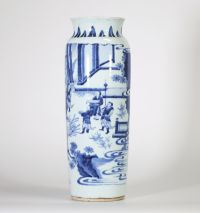 Chine, époque Transition, grand vase en porcelaine bleu et blanc à décor continu de dignitaires, serviteurs et lettrés dans un paysage de montagnes et de rivières animé de pavillons et de pins.