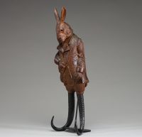 Rare Grand lapin chasseur musical, crochet à fouets en bois sculpté, yeux en verre, travail de la Forêt Noire de la fin du XIXème.