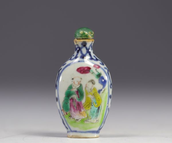 Petite tabatière en porcelaine de chine de la Famille Rose du XIXe siècle