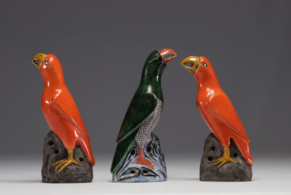 Chine - ensemble de trois perroquets en grès vernissé, dynastie Qing.