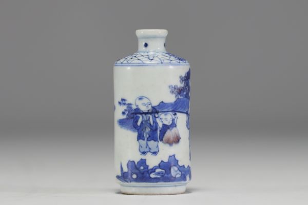 China - A white and blue porcelain snuffbox decorated with children, 19th century.