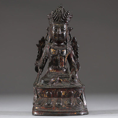 Chine, dynastie Ming – Statuette de bodhisattva assis en bronze, traces de dorure et polychromie  Rare et ancienne statuette représentant un bodhisattva assis en posture royale (lalitasana), finement 
