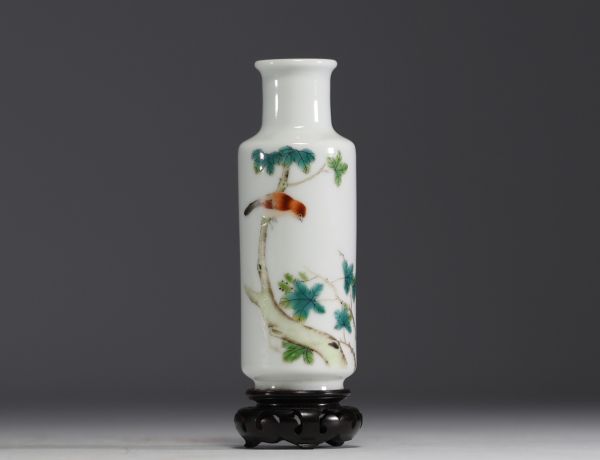 Chine - Vase en porcelaine polychrome à décor d'un oiseaux sur une branche et poème.