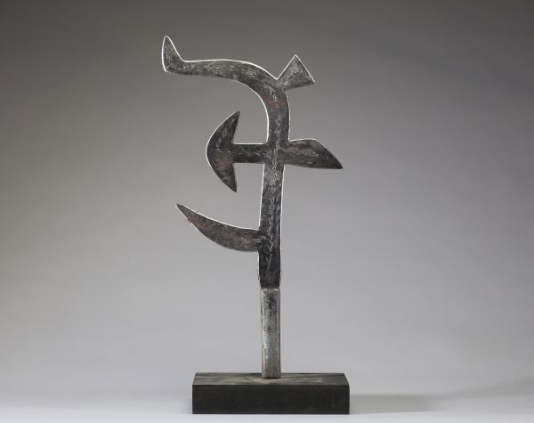 Afrique RDC - Couteau de jet Ngbaka en fer battu, lame ancienne, rigide et ciselée sur une face, Congo RDC.