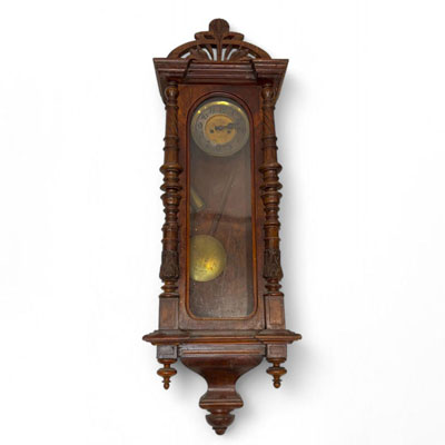 Horloge murale en bois sculpté et placage, fin XIXème début XXème.