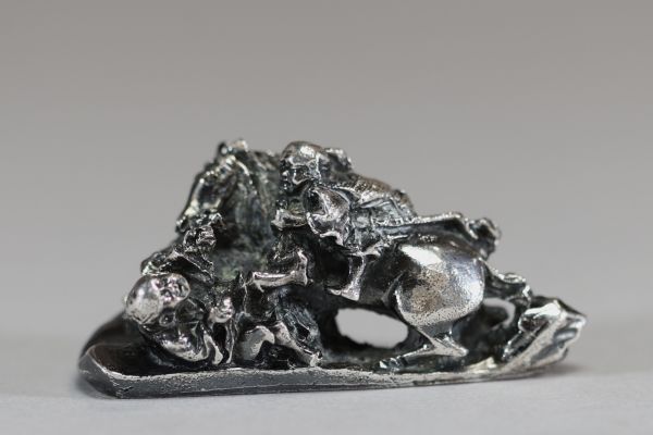 Japon - Netsuke probablement en argent massif représentant un personnage à cheval, signé.
