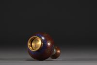 Chine - Petit vase en émail cloisonné, signature sous la pièce.