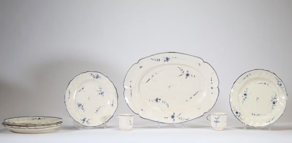 Ensemble composé de cinq assiettes, un grand plat ovale et deux petites tasses en faïence de Boch Luxembourg, décor bleu dit 