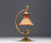 DAUM Nancy - Lampe tulipe en verre marmoréen, pied en bronze doré, signée.