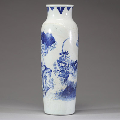 Chine, époque Transition – Vase cylindrique en porcelaine bleu blanc à décor de guerriers et personnages dans un paysage animé