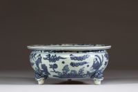 Chine - Brûle parfum en porcelaine blanc bleu à décor d'immortels, époque Ming.