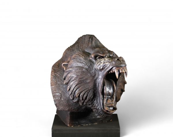 Chen M. – Sculpture en terre cuite polychrome “Tête de babouin”.