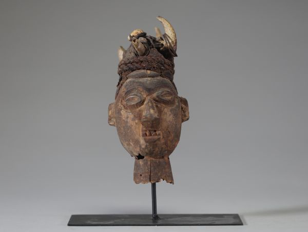 Afrique RDC - Ancienne tête Yaka en bois sculpté, charge magique sur le crâne, Congo RDC, début XXème.