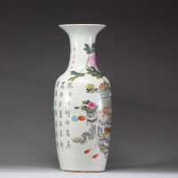 Important vase balustre en porcelaine de la famille rose, Chine, XIXe siècle Décor raffiné de mobilier lettré, de fleurs et de calligraphies sur fond blanc