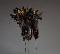 Afrique RDC - Masque « Ishyeen Imaalu » Kuba en bois sculpté et raphia surmonté d’une coiffe de plumes, Congo RDC, 1ère moitié XXème.