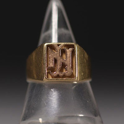 Chevalière in 18k yellow gold engraved with 