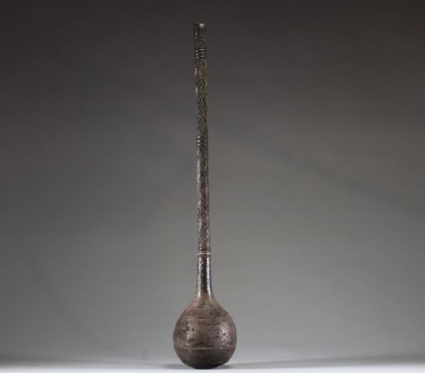 Afrique RDC - Ancien grand objet Kuba en bois finement sculpté, métal sous la base, Congo RDC, début XXème.