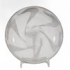 Léon Ledru (1855–1926) Grand bol en cristal taillé Manufacture du Val Saint-Lambert, vers 1900 Cristal incolore, décor taillé à motif répété  Ce grand bol en cristal transparent taillé présente une ornementation à six motifs répétitifs qui évoquent avec élégance le langage linéaire et rythmé développé par Henry van de Velde à la même époque. La sobriété de la matière — un cristal incolore — laisse
