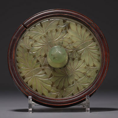 Chine - Miroir à main en jade sculpté.