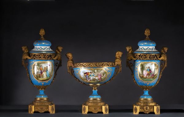 Sèvres - Spectacular porcelain mantelpiece with celestial blue background, gilt bronze mount, mark under the lids.