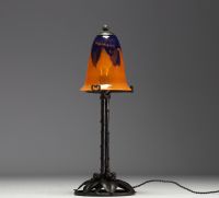 DAUM Nancy - Art Nouveau lamp in forged metal with plant decoration, globe in translucent coloured glass, signed.