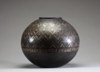 Maroc - Vase boule damasquiné en acier et incrustation d'argent, XXème.
