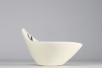 Roger CAPRON (1922-2006) Coupe à fruits en céramique émaillée blanche à décor de fleur.